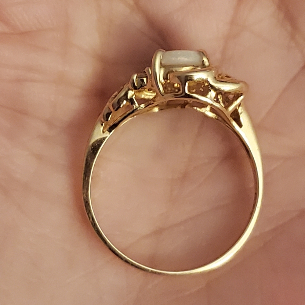 Beautiful dainty opal/diamond ring - Picture 4 of 8
